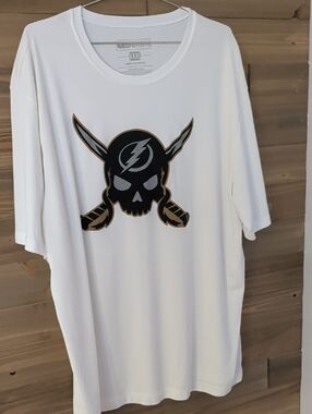 Tampa Bay Sports White Men’s Graphic Tee with Skull & Swords Logo. 3X